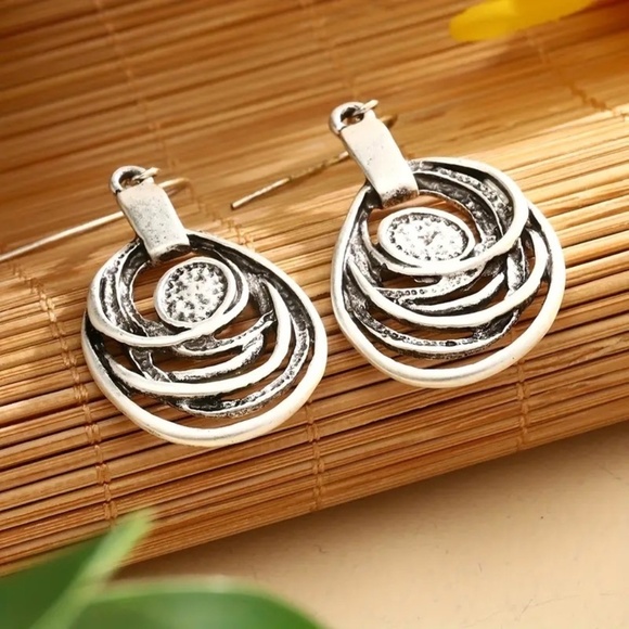 Elegant Necklace and Earrings Set Round Irregular Antique Silvery Plated - Picture 2 of 4